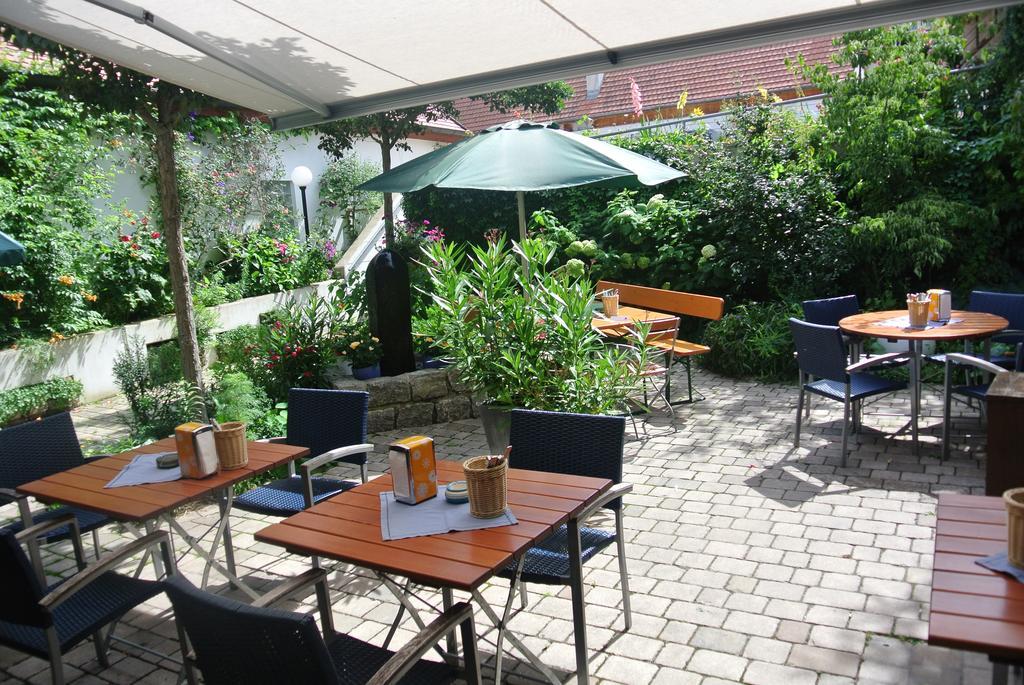 Hotel-Restaurant Goldenes Lamm Динкельсбюль Экстерьер фото