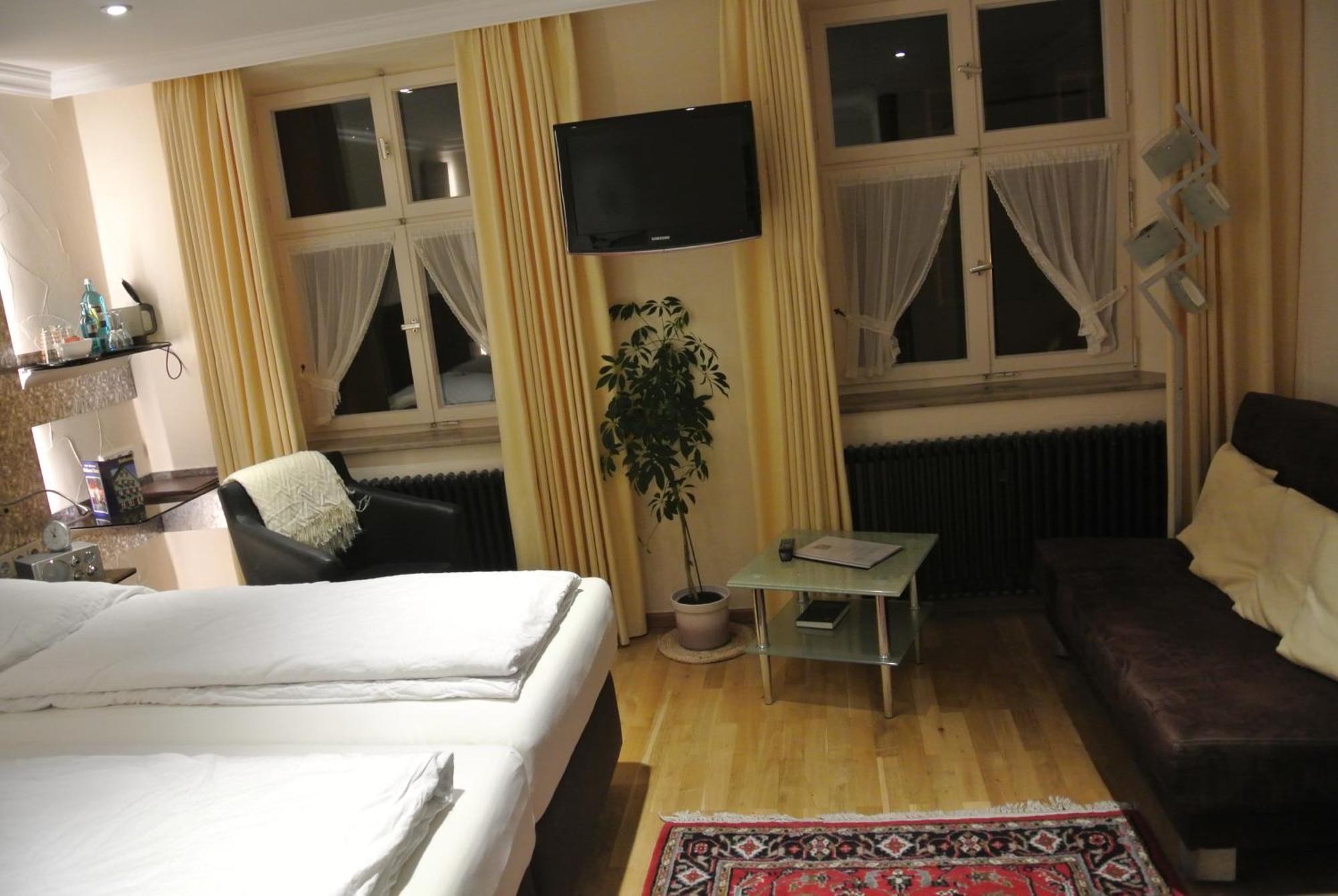 Hotel-Restaurant Goldenes Lamm Динкельсбюль Экстерьер фото